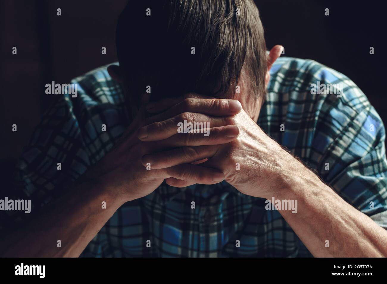 Un senior déprimé couvre son visage avec ses mains. Dis. D'Alzheimer Banque D'Images