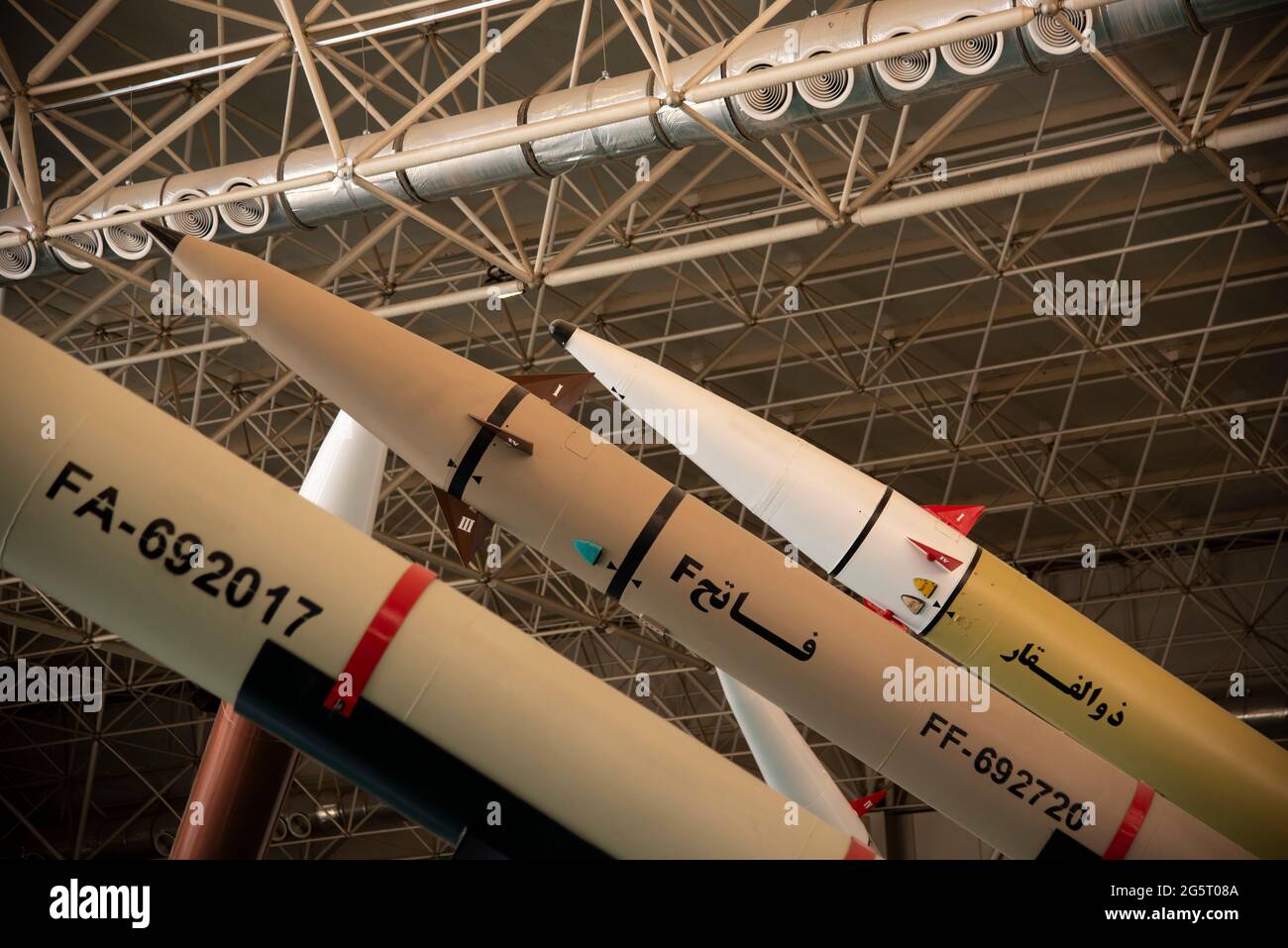 Téhéran, Iran. 28 juin 2021. Les missiles de l'IRGC comprennent Shahab-2, Shahab-3, Zahir, golfe Persique, Fateh-A, Fateh-F, Zolfaghar en exposition au salon aérospatial de l'IRGC dans l'ouest de Téhéran. (Photo de Sobhan Farajvan/Pacific Press/Sipa USA) crédit: SIPA USA/Alay Live News Banque D'Images