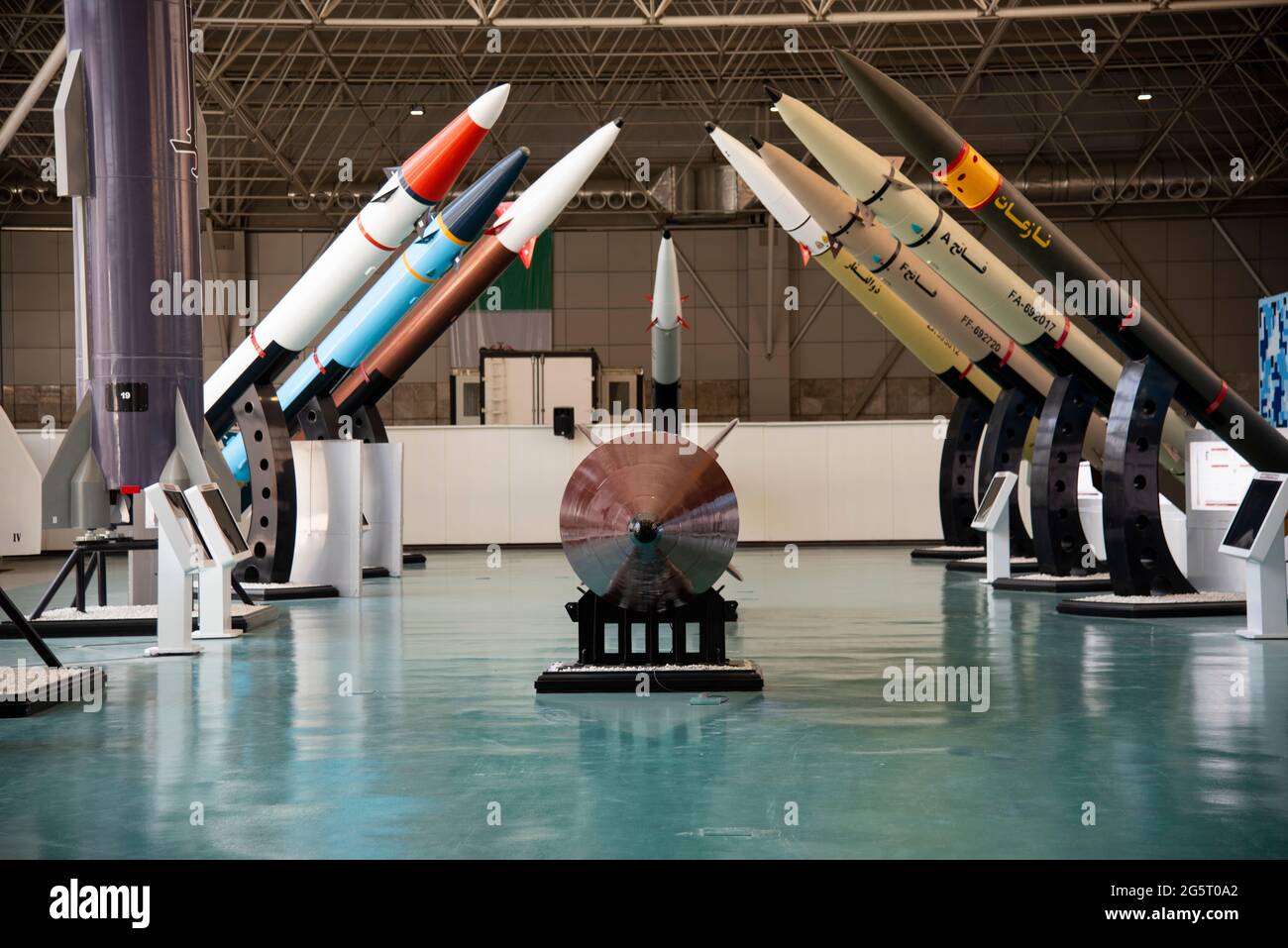 Téhéran, Iran. 28 juin 2021. Les missiles de l'IRGC comprennent Shahab-2, Shahab-3, Zahir, golfe Persique, Fateh-A, Fateh-F, Zolfaghar en exposition au salon aérospatial de l'IRGC dans l'ouest de Téhéran. (Photo de Sobhan Farajvan/Pacific Press/Sipa USA) crédit: SIPA USA/Alay Live News Banque D'Images