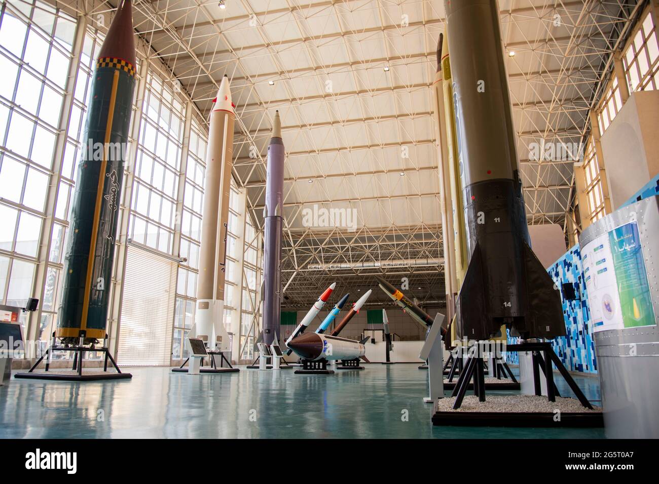 Téhéran, Iran. 28 juin 2021. Les missiles de l'IRGC comprennent Shahab-2, Shahab-3, Zahir, golfe Persique, Fateh-A, Fateh-F, Zolfaghar en exposition au salon aérospatial de l'IRGC dans l'ouest de Téhéran. (Photo de Sobhan Farajvan/Pacific Press/Sipa USA) crédit: SIPA USA/Alay Live News Banque D'Images