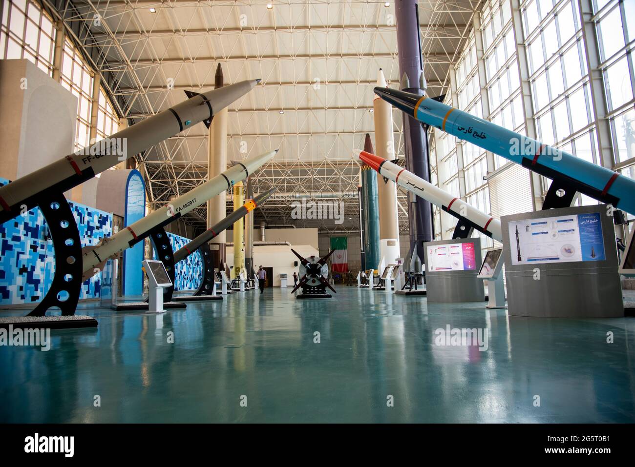 Téhéran, Iran. 28 juin 2021. Les missiles de l'IRGC comprennent Shahab-2, Shahab-3, Zahir, golfe Persique, Fateh-A, Fateh-F, Zolfaghar en exposition au salon aérospatial de l'IRGC dans l'ouest de Téhéran. (Photo de Sobhan Farajvan/Pacific Press/Sipa USA) crédit: SIPA USA/Alay Live News Banque D'Images