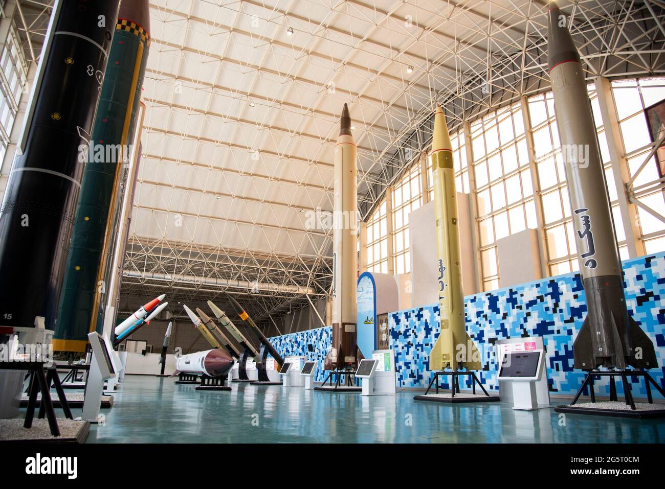 Téhéran, Iran. 28 juin 2021. Les missiles de l'IRGC comprennent Shahab-2, Shahab-3, Zahir, golfe Persique, Fateh-A, Fateh-F, Zolfaghar en exposition au salon aérospatial de l'IRGC dans l'ouest de Téhéran. (Photo de Sobhan Farajvan/Pacific Press/Sipa USA) crédit: SIPA USA/Alay Live News Banque D'Images