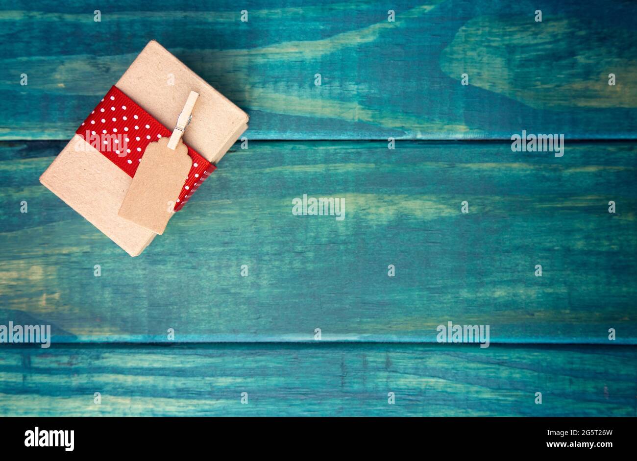 Cadeau de Noël emballé individuellement avec étiquette cadeau sur une table en bois Banque D'Images