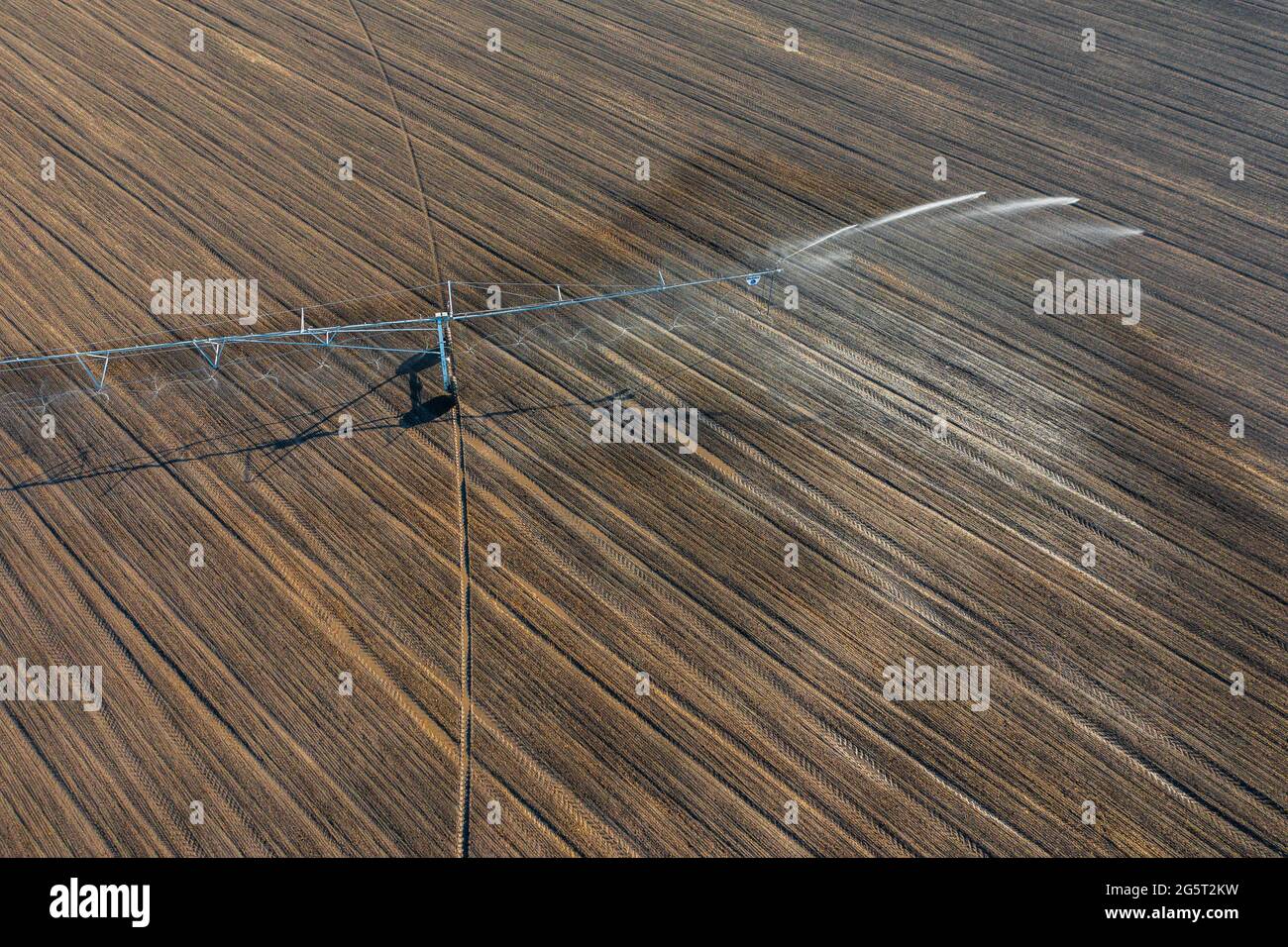 Vue aérienne du système d'irrigation à pivot central pour la pulvérisation des récoltes. Concept agricole, équipement d'arrosage moderne, texture agricole. Banque D'Images