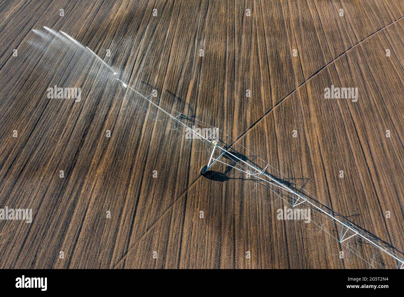 Vue aérienne du système d'irrigation à pivot central pour la pulvérisation des récoltes. Concept agricole, équipement d'arrosage moderne, texture agricole. Banque D'Images