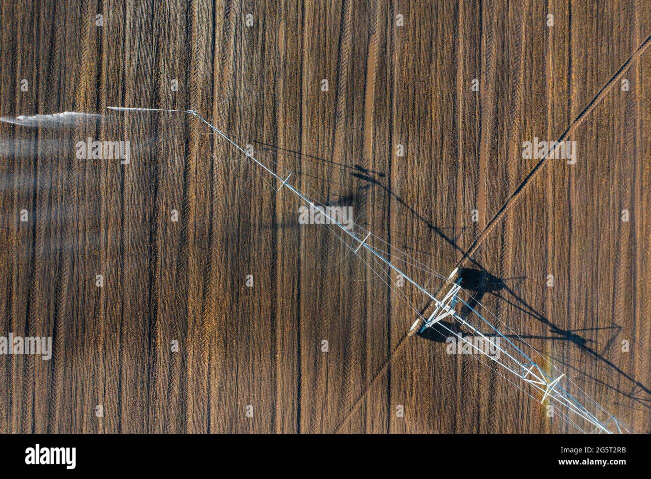 Vue aérienne du système d'irrigation à pivot central pour la pulvérisation des récoltes. Concept agricole, équipement d'arrosage moderne, texture agricole. Banque D'Images