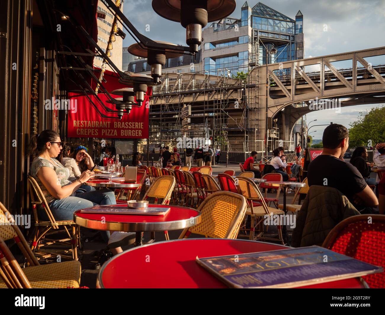 Paris, France, mai 2021. Restaurants à Paris ouverts aux touristes et aux Parisiens, chaises rouges, vues sur les rues de Paris. Temps de la pandémie Banque D'Images