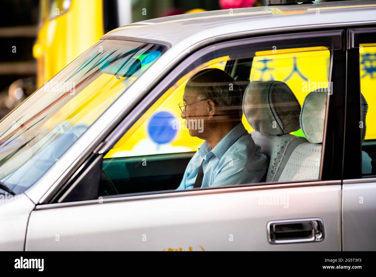 Kyoto, Japon - 7 avril 2019 : rue du centre-ville dans la matinée avec chauffeur de taxi candide attendant dans la circulation intérieure pour les clients vie en ville Banque D'Images