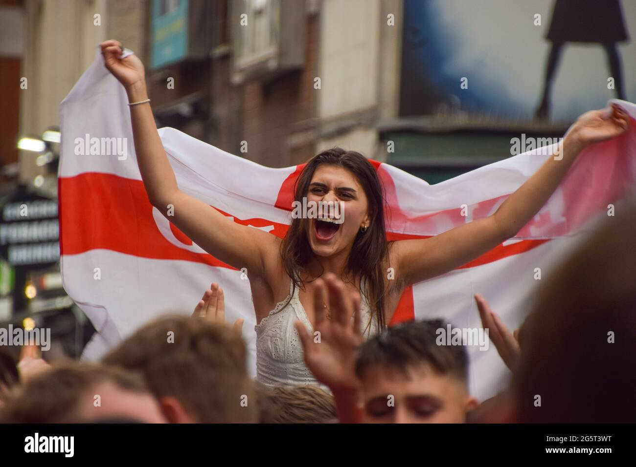 Londres, Royaume-Uni. 29 juin 2021. Les fans se sont rassemblés à Leicester Square pour fêter l'Euro 2020 de l'Angleterre, qui a gagné l'Allemagne. (Crédit : Vuk Valcic / Alamy Live News) Banque D'Images