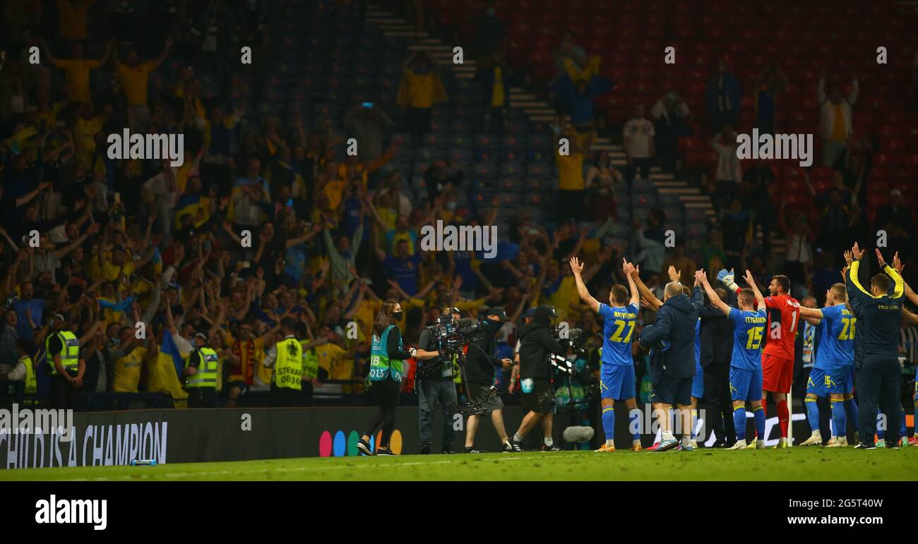 Hampden Park, Glasgow, Royaume-Uni. 29 juin 2021. Championnat européen de football 2020 de l'EUFA, manche de seize, Suède contre Ukraine ; les joueurs d'Ukraine célèbrent avec les fans après s'être qualifiés pour le prochain tour à temps supplémentaire crédit: Action plus Sports/Alay Live News Banque D'Images