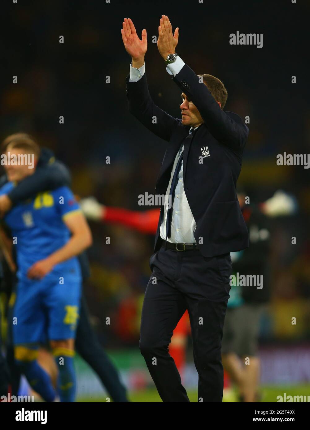 Hampden Park, Glasgow, Royaume-Uni. 29 juin 2021. Championnat européen de football 2020 de l'EUFA, manche de seize, Suède contre Ukraine; l'entraîneur d'Ukraine Andriy Shevchenko applaudit les supporters Credit: Action plus Sports/Alamy Live News Banque D'Images
