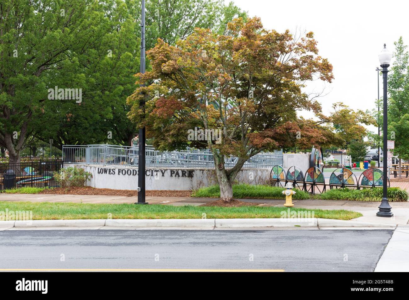 HICKORY, NC, USA-22 JUIN 2021: Lowes Foods City Park, une aire de jeux pour enfants, dans le centre-ville. Banque D'Images