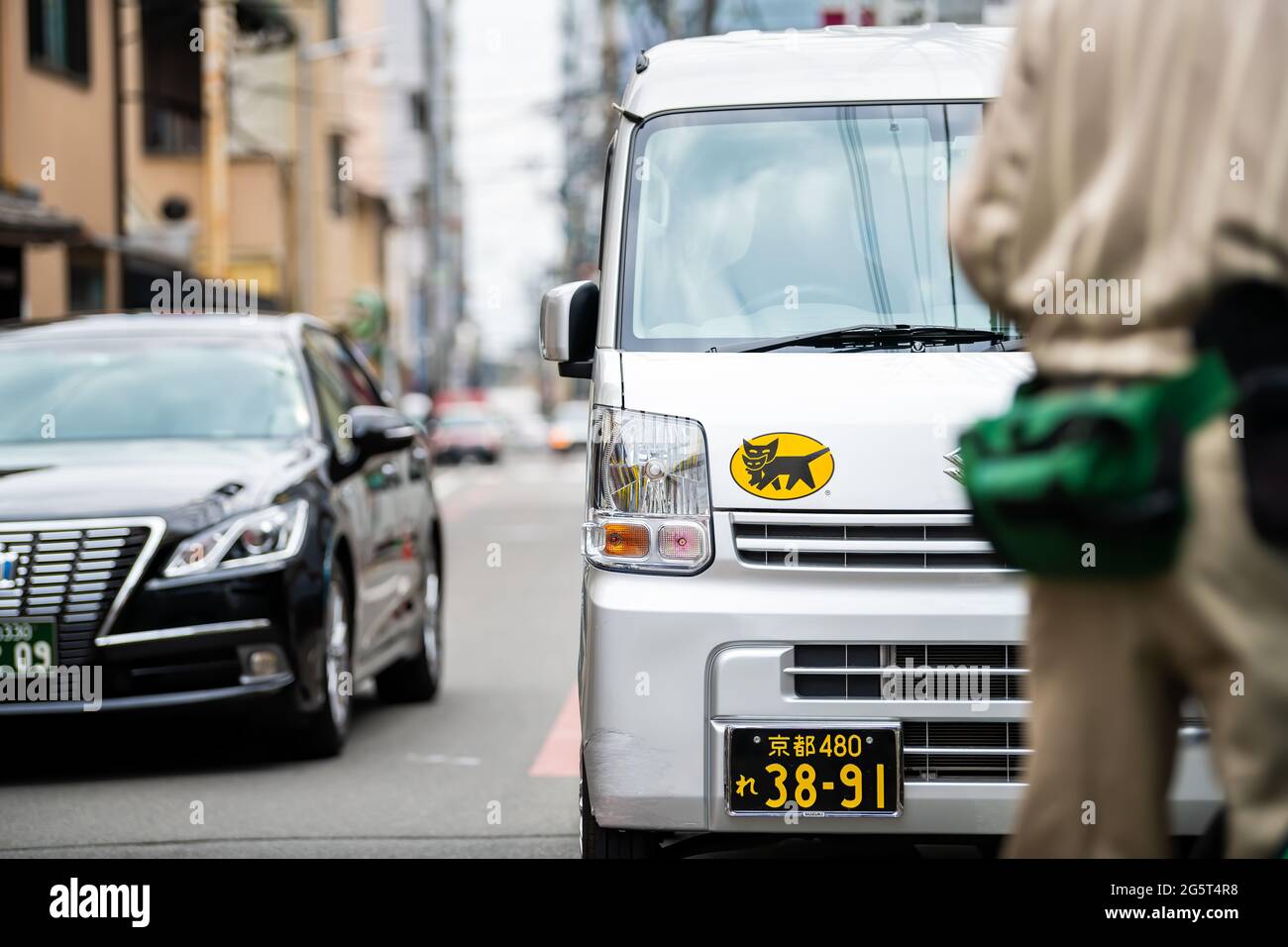 Kyoto, Japon - 17 avril 2019 : quartier du centre-ville avec la compagnie Yamato camion de livraison avec logo de chat en voiture sur la route de rue en milieu urbain Banque D'Images
