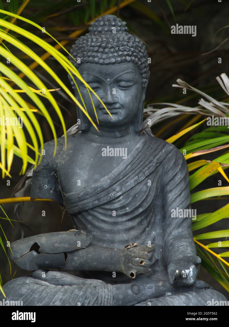 Statut de pierre du Bouddha de prière assis dans le jardin Vilcabamba Equateur Banque D'Images