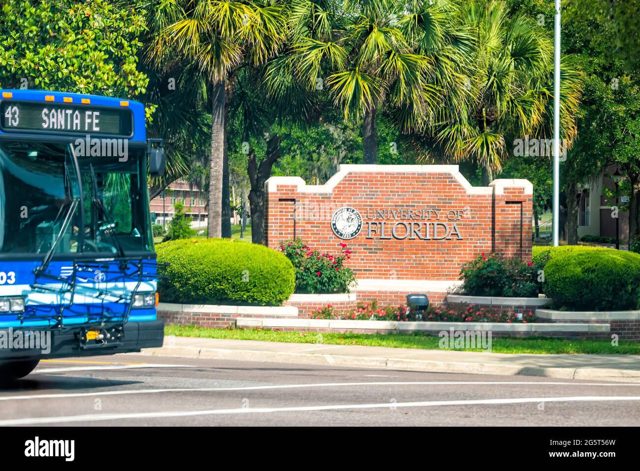 Gainesville, États-Unis - 27 avril 2018 : panneau pour l'entrée au campus de l'Université de Floride de l'Université de Floride dans l'État central avec bus sur la rue Banque D'Images