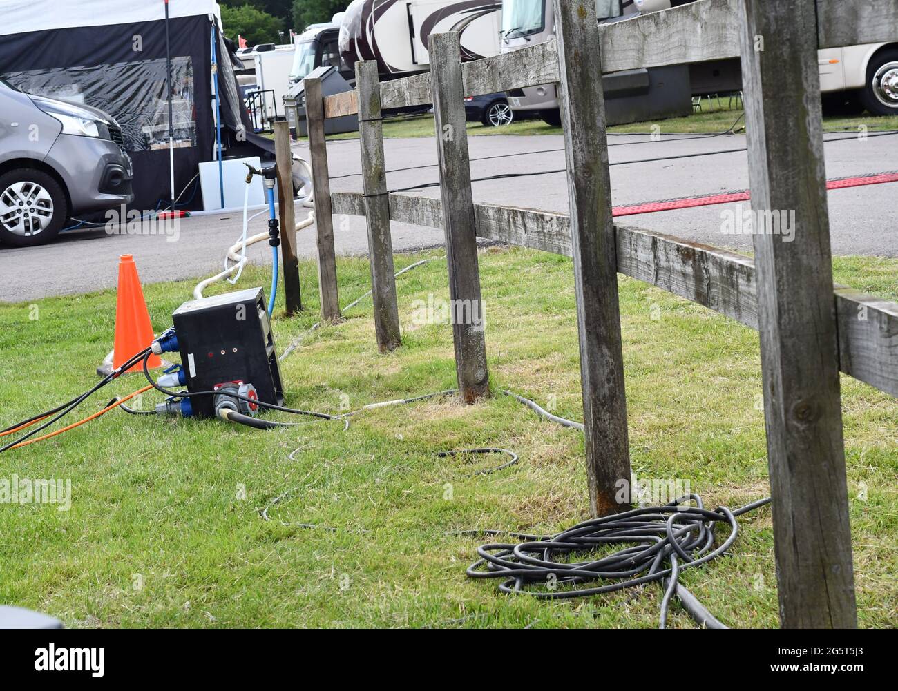 Sous-station électrique, générateur et alimentation en eau sur un site de camp Banque D'Images