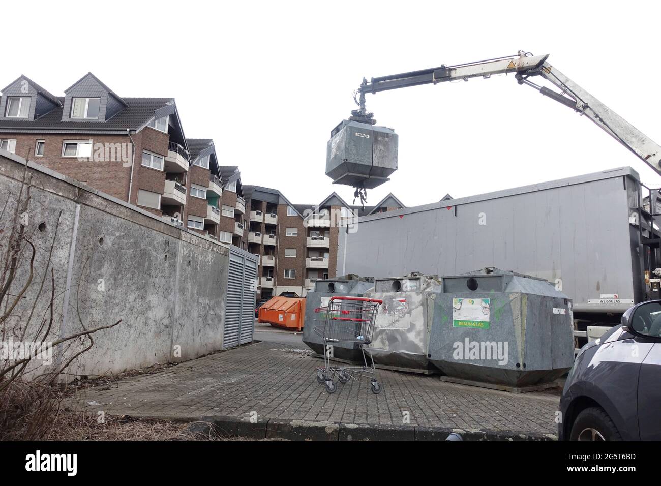 Les poubelles en verre sont vidées dans un camion, Allemagne, Rhénanie-du-Nord-Westphalie Banque D'Images