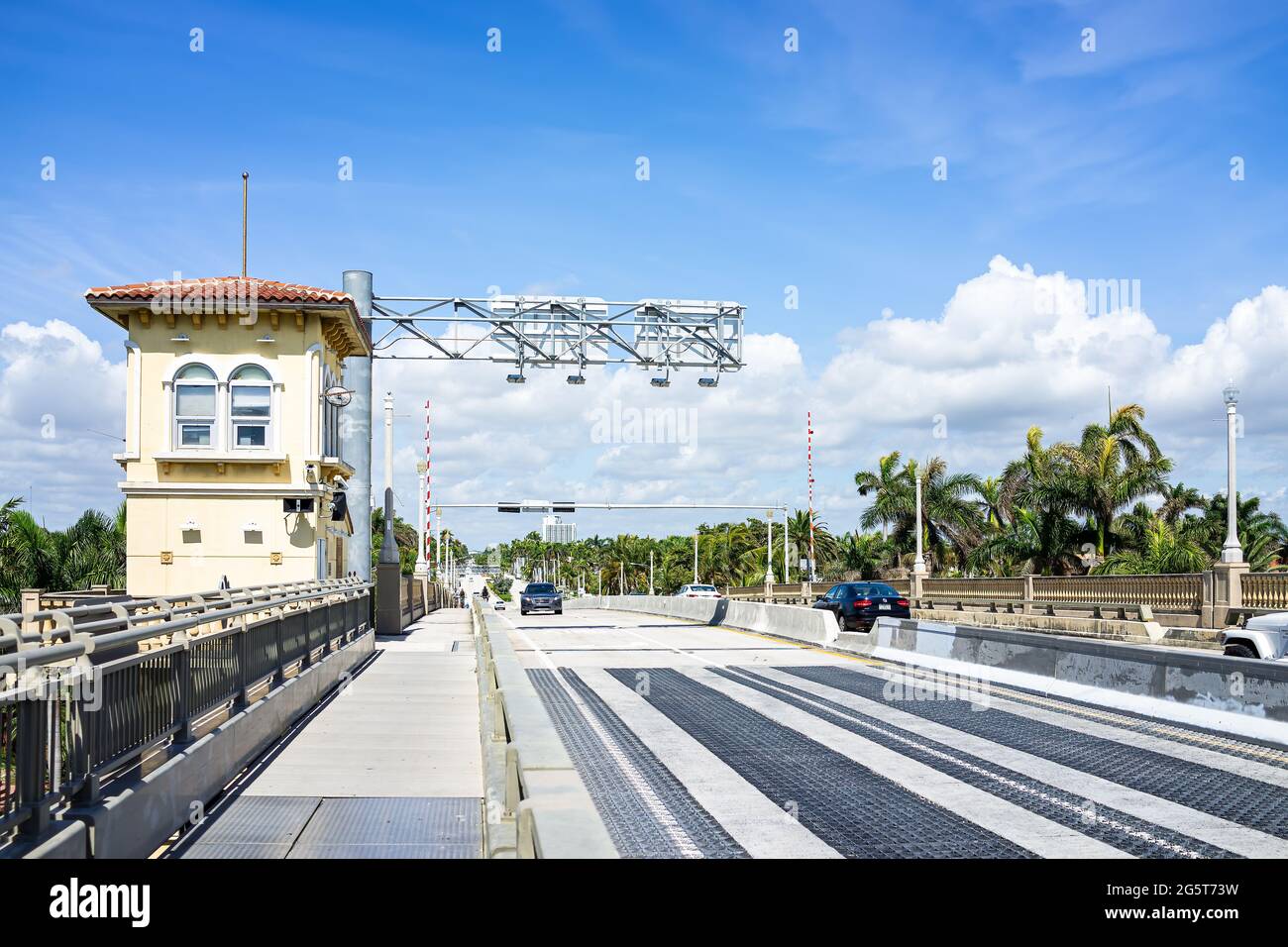 Hollywood, États-Unis - 6 mai 2018: Floride Miami Beach Broward County Area avec la rue de chemin de pont-plan pendant la journée ensoleillée et les voitures de circulation Banque D'Images