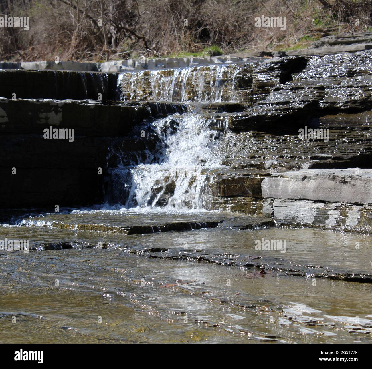 Petites chutes dans le ruisseau Taughannock sur le chemin Rabbit Run menant aux chutes Taughannock Banque D'Images