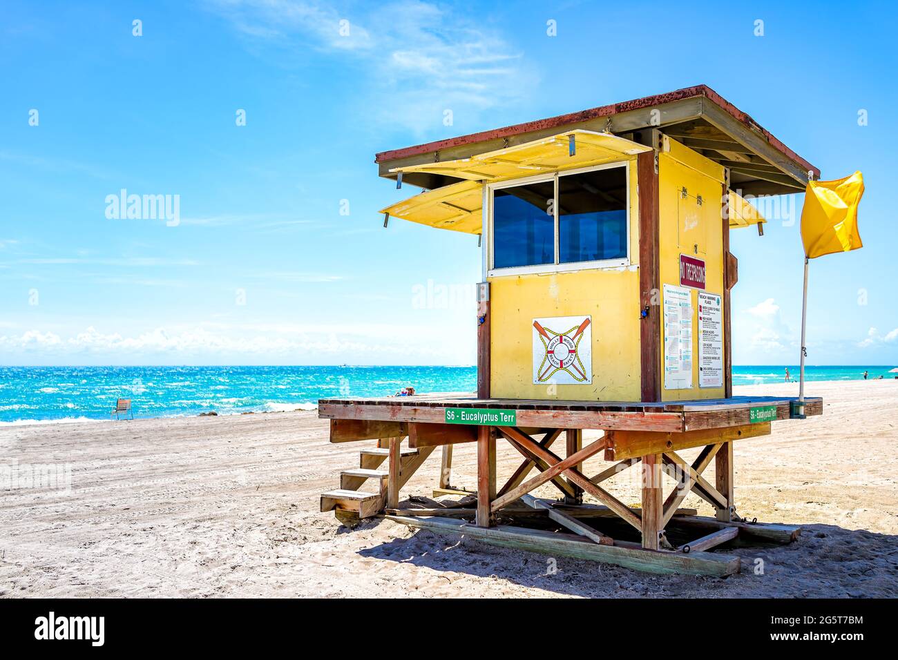 Hollywood, États-Unis - 6 mai 2018 : cabane de construction de sauveteurs le long de la côte océanique de Miami en Floride pendant la journée avec des gens sur le sable et l'eau turquoise Banque D'Images
