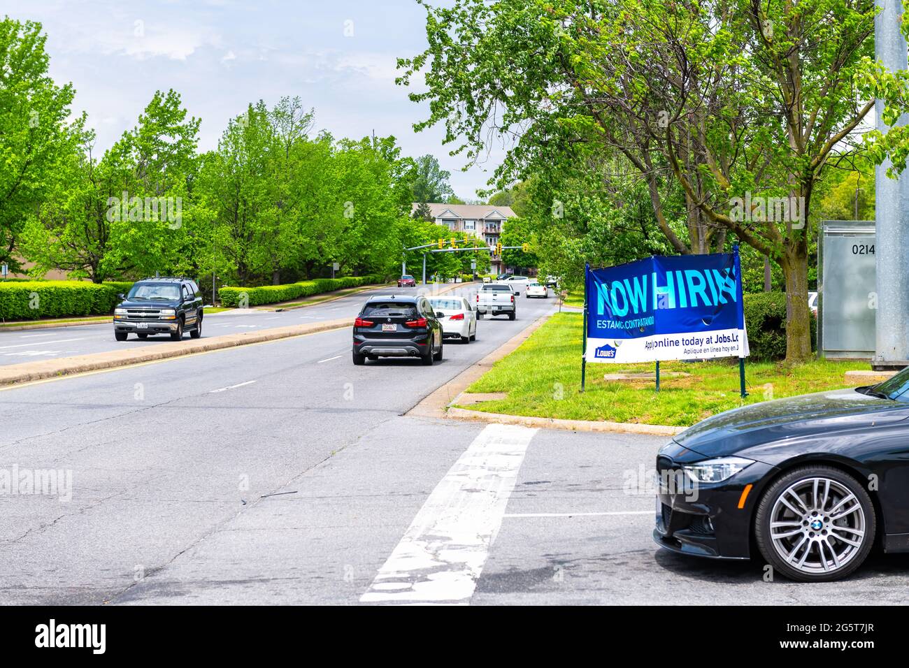 Charlottesville, États-Unis - 29 avril 2021 : ville universitaire de Virginie avec panneau sur la route pour le magasin d'amélioration de la maison de Lowe qui embauche maintenant en raison du manque de travail Banque D'Images