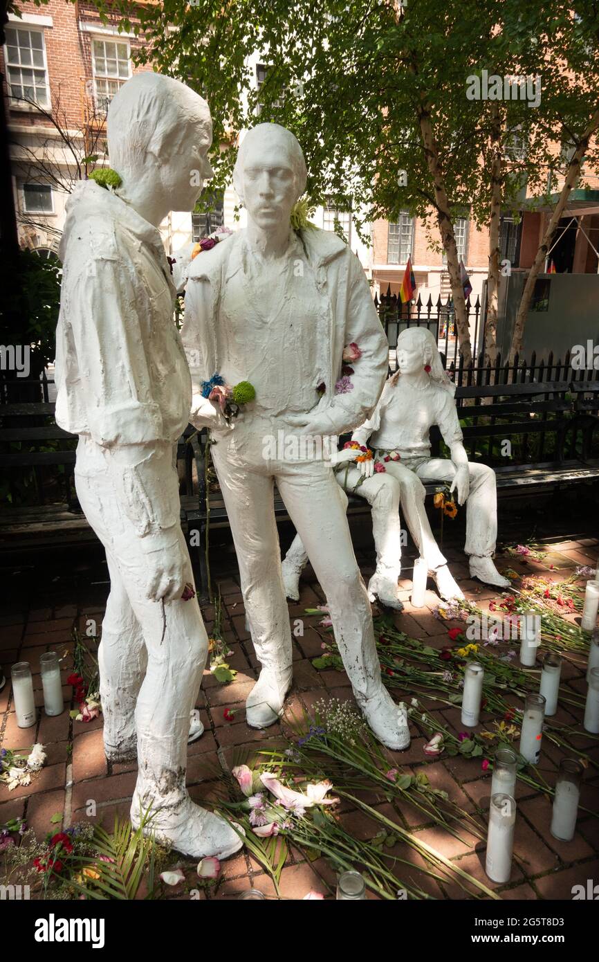 La statue de la libération gay de George Segal fait partie du monument national Stonewall à Christopher Park, en face du Stonewall Inn, New York, NY Banque D'Images