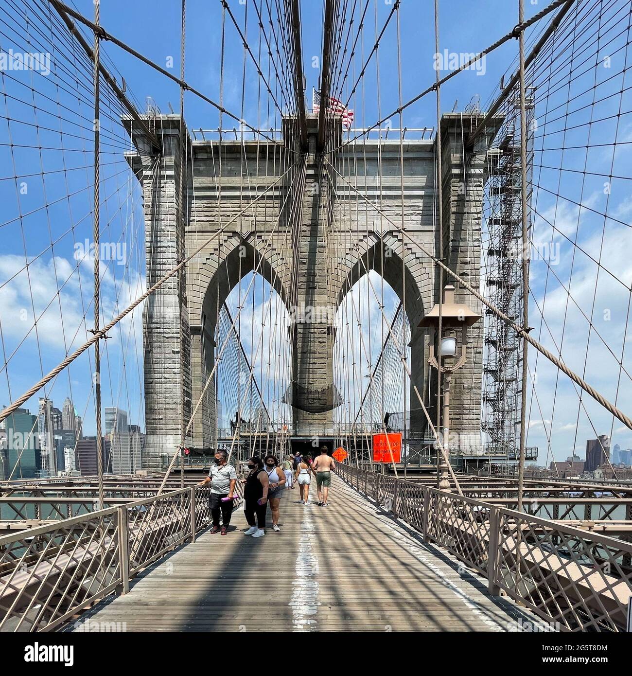 La passerelle entre le pont de Brooklyn à New York City dispose de voies séparées pour les piétons les marcheurs et cyclistes. Banque D'Images