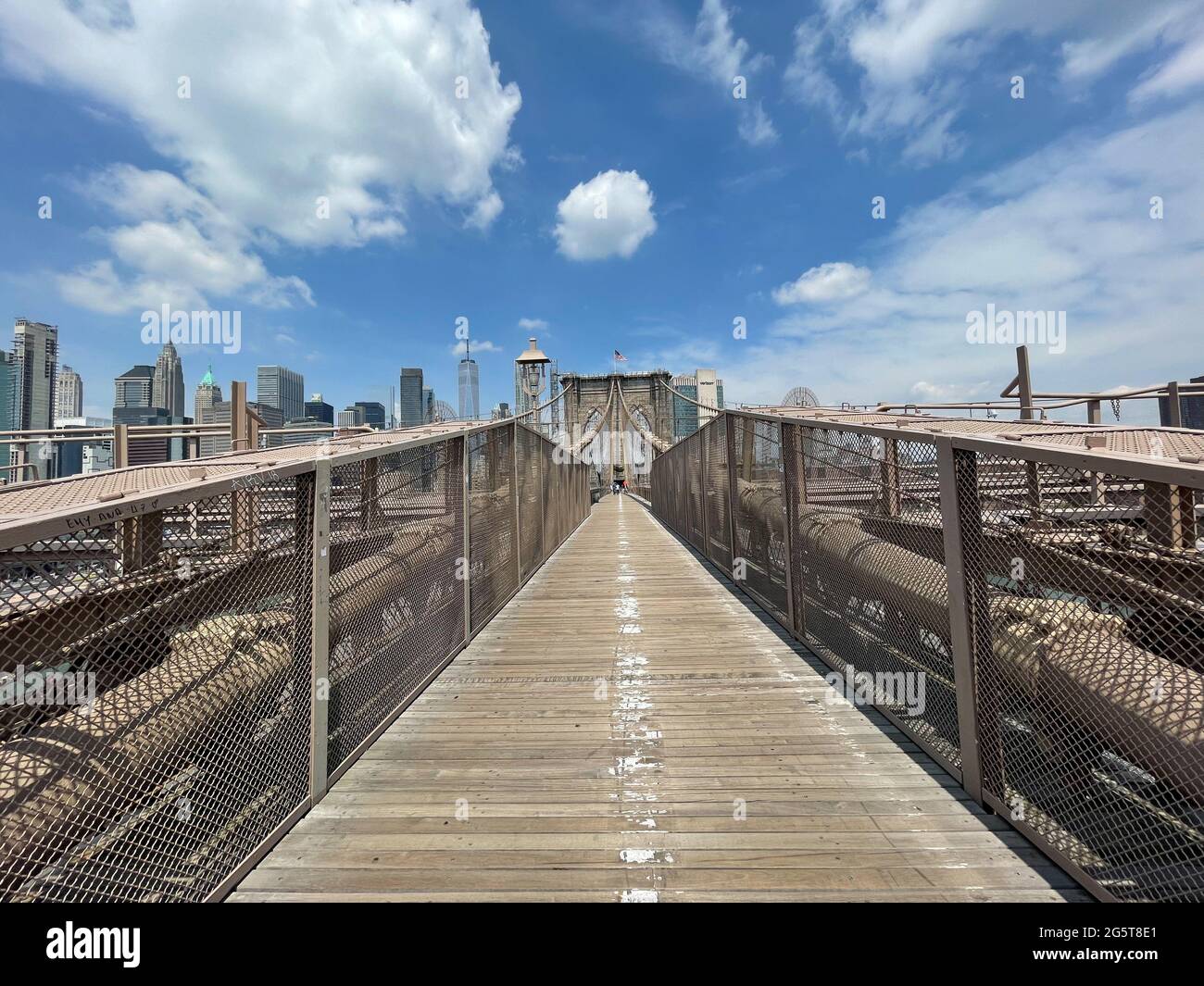 La passerelle entre le pont de Brooklyn à New York City dispose de voies séparées pour les piétons les marcheurs et cyclistes. Banque D'Images