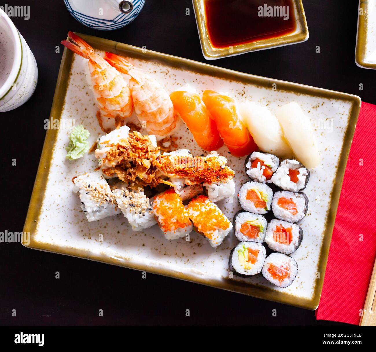 Ensemble de sushis différents - maki, californie et nigiri Banque D'Images