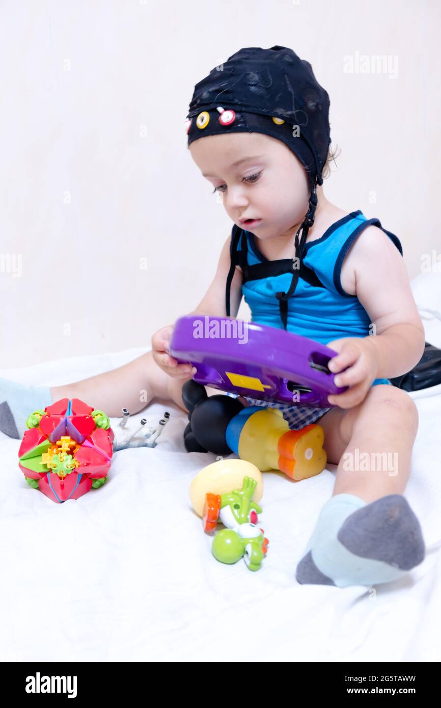 Bebe A Joue Dans Le Lit Pendant L Examen Eeg Photo Stock Alamy