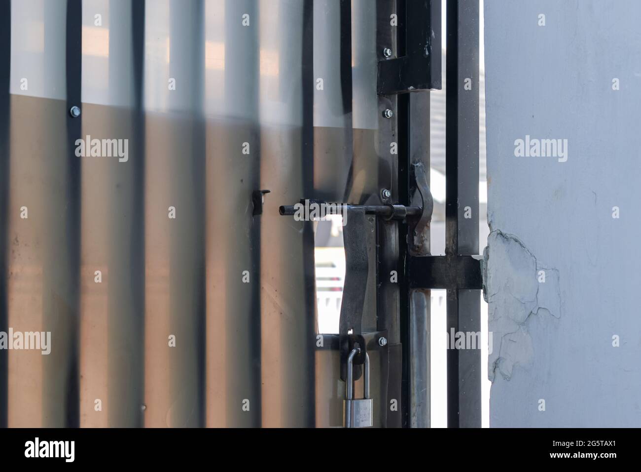 Une porte noire verrouillée. Porte conçue pour protéger la maison des étrangers Banque D'Images