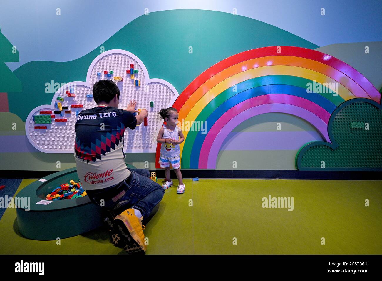 East Rutherford, États-Unis. 29 juin 2021. Un père et une fille jouent avec legos lors d'une visite à Legoland à l'American Dream Entertainment Mall, qui fait partie du complexe sportif Meadowlands, à Rutherford, NJ, le 29 juin 2021. L'aquarium Sea Life et le Lego Center sont adjacents. (Photo par Anthony Behar/Sipa USA) crédit: SIPA USA/Alay Live News Banque D'Images