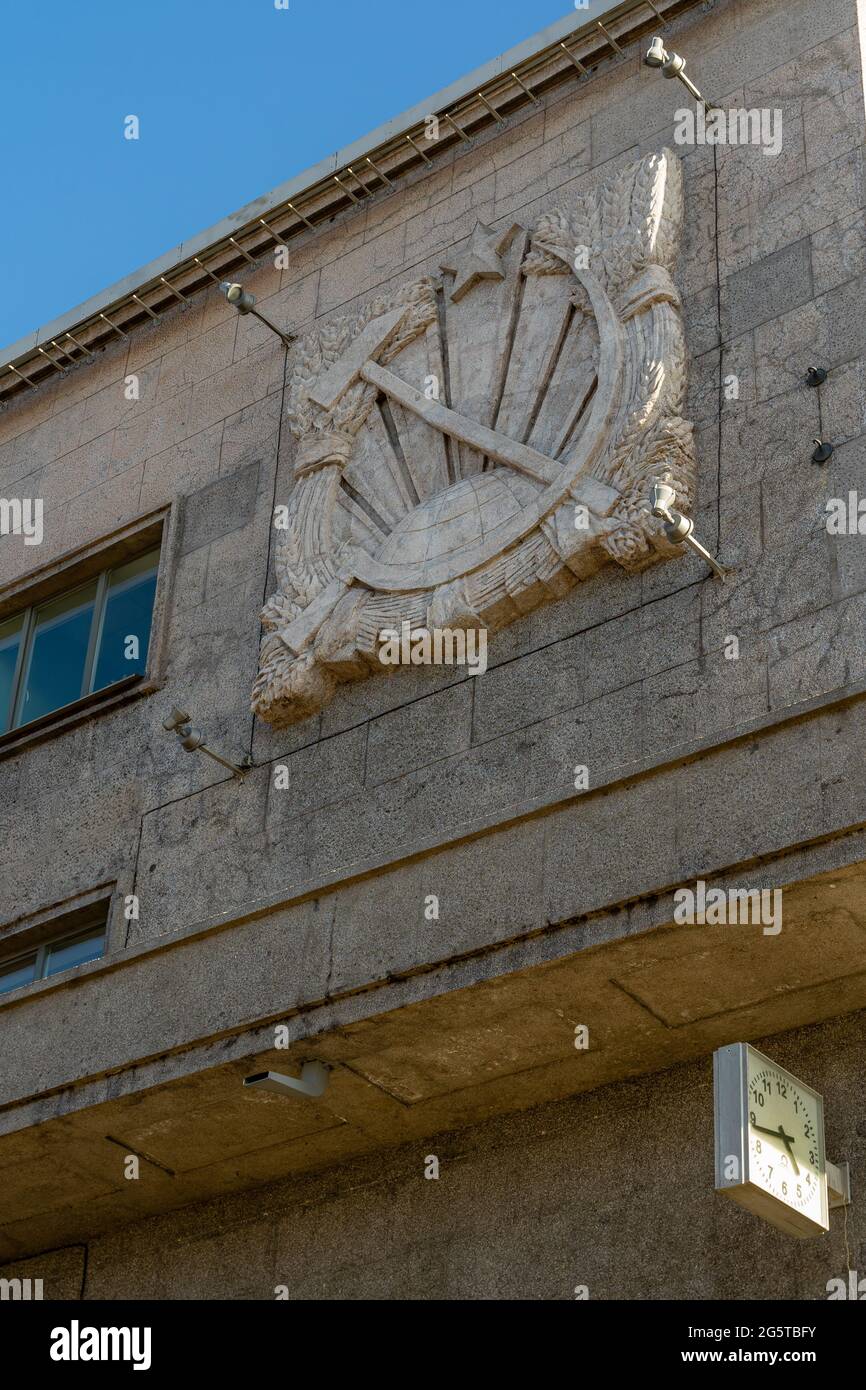 Emblème en forme de marteau et de faucille gravé sur une façade de la Maison des Soviets de Narvsky, symbole national de l'URSS, Saint-Pétersbourg, Russie Banque D'Images Emblème en forme de marteau et de faucille gravé sur une façade de la Maison des Soviets de Narvsky, symbole national de l'URSS, Saint-Pétersbourg, Russie Banque D'Images