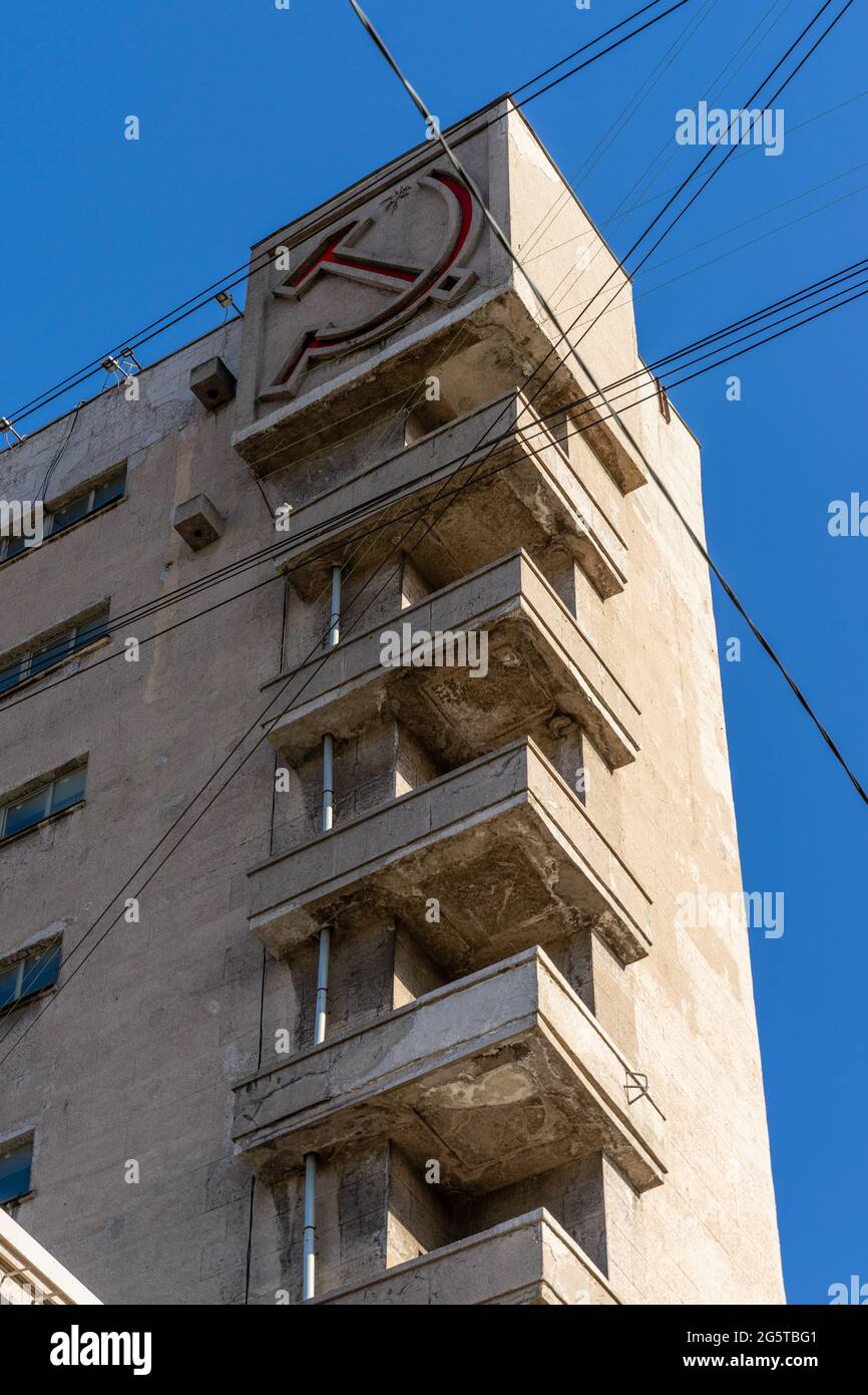 Rangée de balcons, immense cube avec emblème rouge de marteau et de faucille, Maison des Soviets de Narvsky, années 1930, style constructiviste, Saint-Pétersbourg, Russie Banque D'Images Rangée de balcons, immense cube avec emblème rouge de marteau et de faucille, Maison des Soviets de Narvsky, années 1930, style constructiviste, Saint-Pétersbourg, Russie Banque D'Images