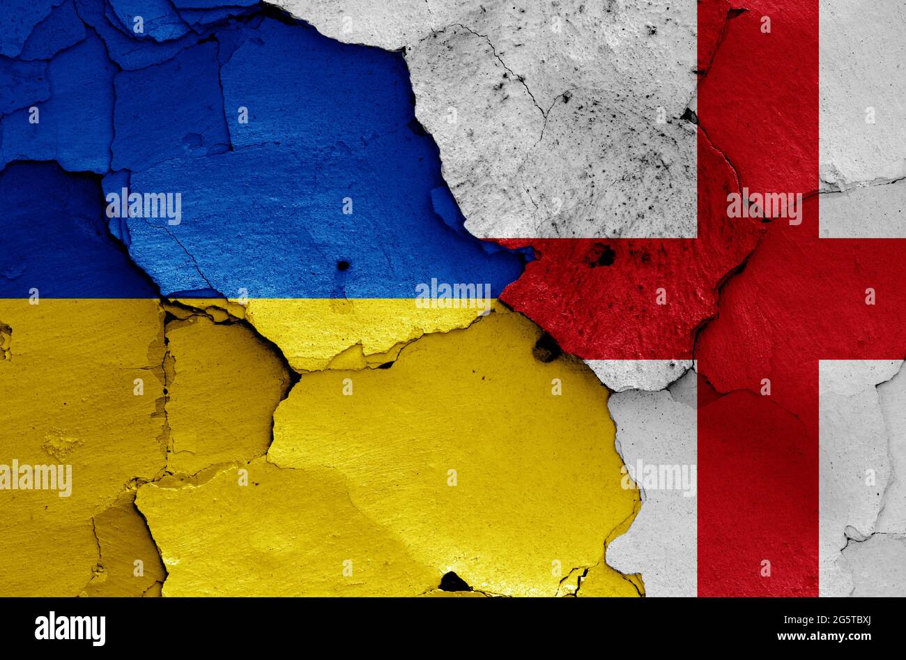 Drapeaux de l'Ukraine et de l'Angleterre peints sur le mur fissuré Banque D'Images