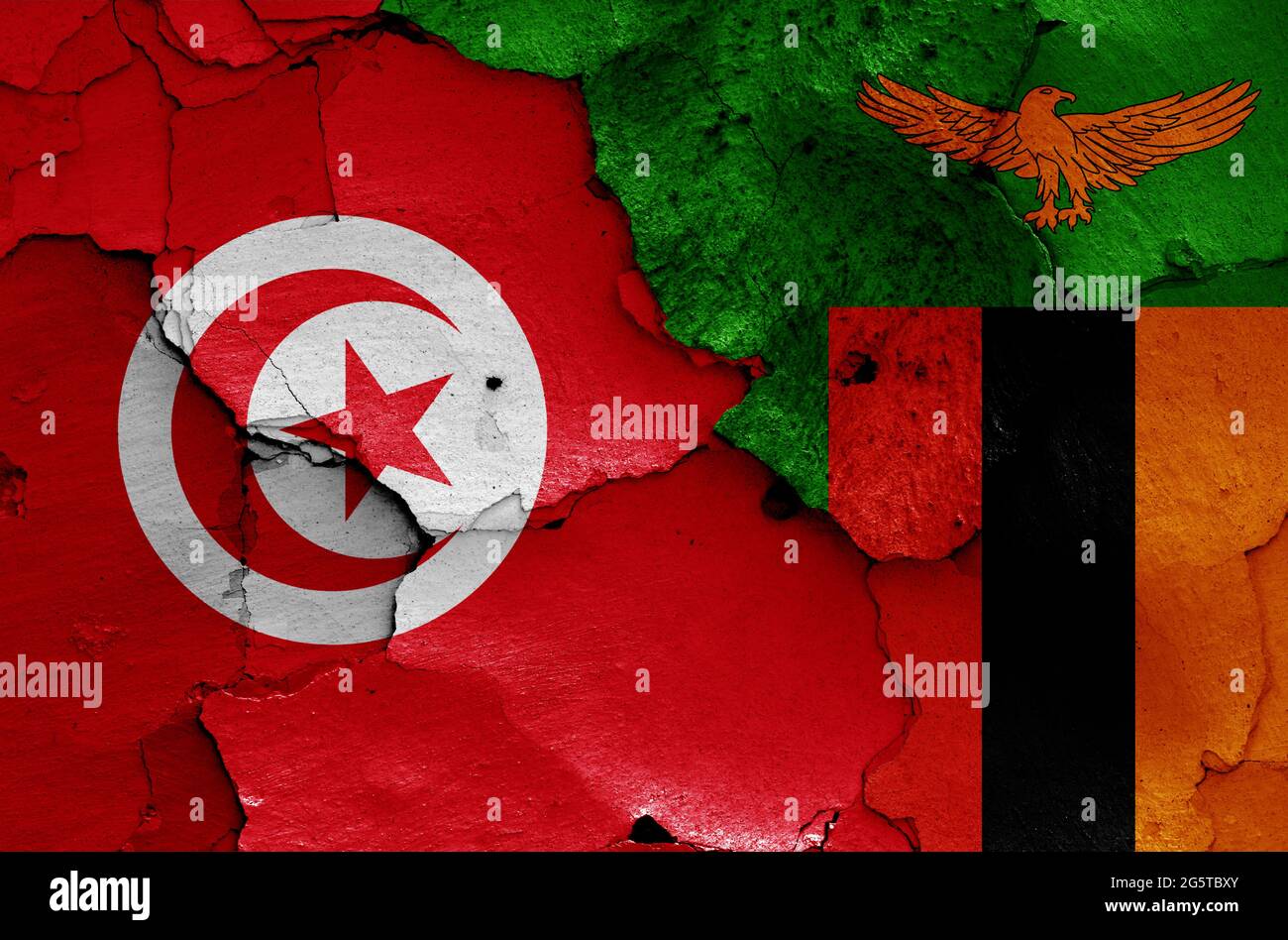 Drapeaux de la Tunisie et de la Zambie peints sur un mur fissuré Banque D'Images