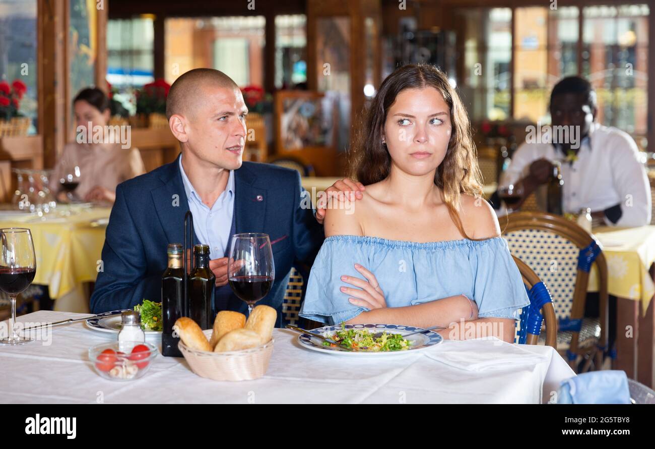 Querelle familiale à une table dans le restaurant Banque D'Images