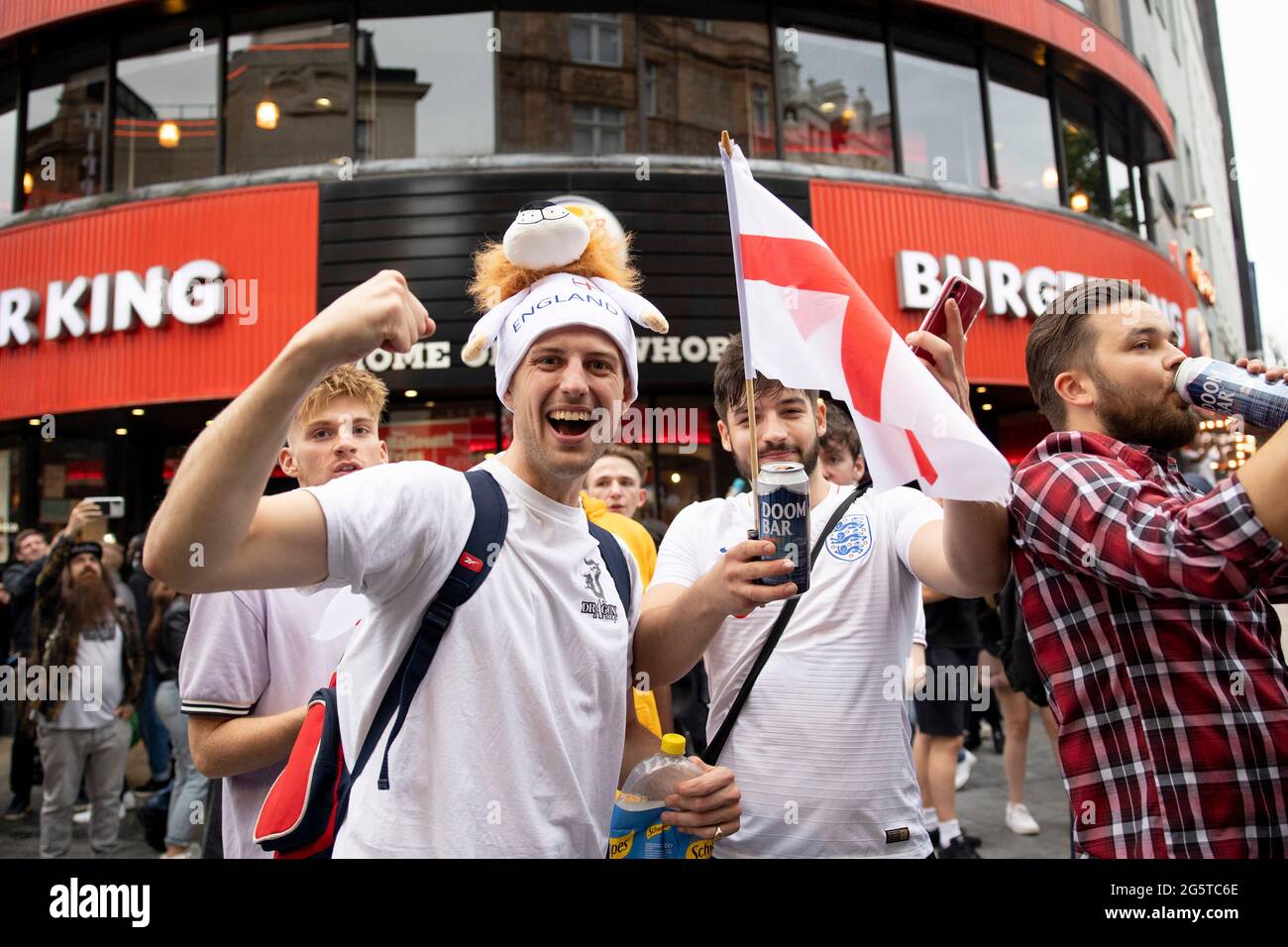 Londres, Royaume-Uni. 29 juin 2021. Les fans de football portent le chapeau de lion d'Angleterre pour montrer leur soutien.des centaines de fans de football d'Angleterre se rassemblent et célèbrent la victoire de 2:0 sur l'Allemagne au tour de 16 de l'UEFA Euro 2020 ce soir. Ils chantent « le football arrive à la maison » et sont impatients de participer aux quarts de finale contre la Suède ou l'Ukraine ce samedi. Crédit : SOPA Images Limited/Alamy Live News Banque D'Images