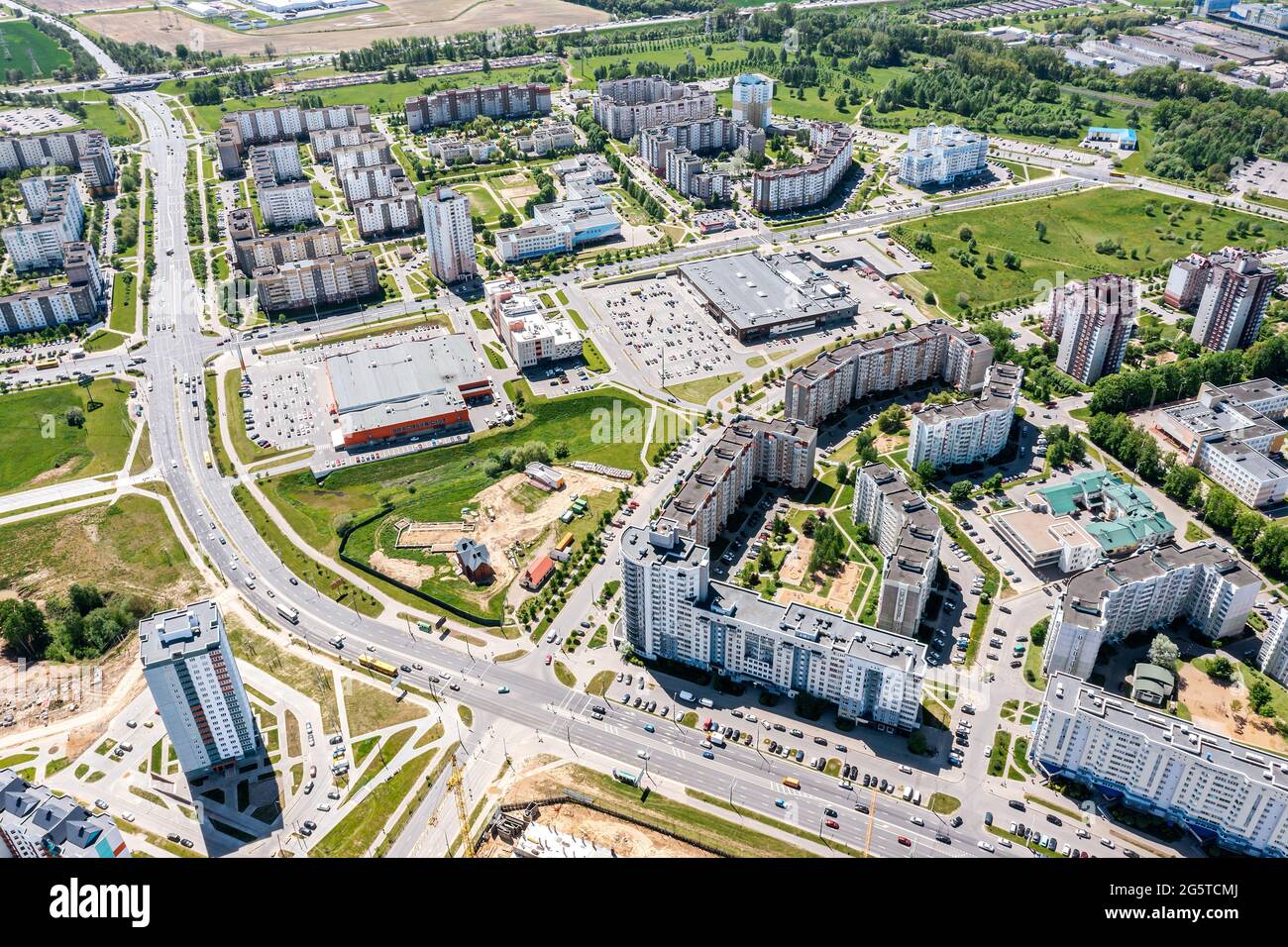 quartier résidentiel moderne avec immeubles d'appartements en hauteur et deux centres commerciaux. vue panoramique aérienne Banque D'Images
