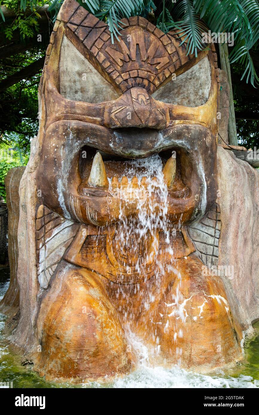 Une fontaine Māori tiki se trouve au Putt Putt Golf and Games de fort Wayne, Indiana, États-Unis. Banque D'Images