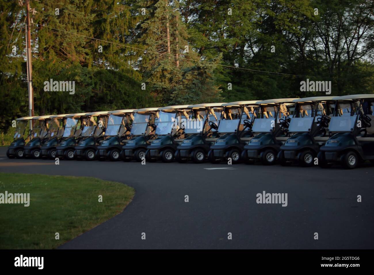 Une ligne de voiturettes de golf prêtes pour les golfeurs à jouer au tournoi Banque D'Images