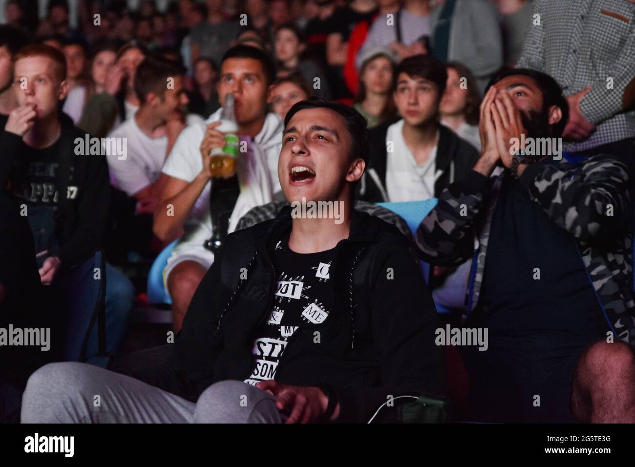 Les fans ukrainiens réagissent en regardant l'Euro 2020 (2021) dans un espace ouvert. Artem Dovbyk a réservé une date à Rome le samedi soir avec l'Angleterre. Le Championnat d'Europe de football 2020 de l'UEFA (Euro 2020) est le 16ème Championnat d'Europe de l'UEFA, un concours de l'équipe européenne de football masculin et le tournoi est organisé par l'Union des associations européennes de football (UEFA). Euro 2020 devait avoir lieu du 12 juin au 12 juillet 2020, mais en raison de l'épidémie de coronavirus, elle a commencé en juin 2021. (Photo d'Andriy Andriyenko/SOPA Images/Sipa USA) Banque D'Images