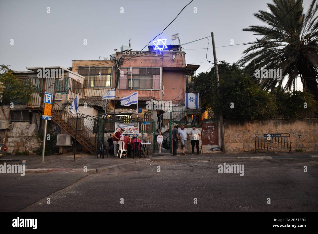 Jérusalem, Israël. 29 juin 2021 . Le 29 juin, la police israélienne avait enlevé les postes de contrôle aux entrées du quartier Sheikh Jarrah. Après six semaines, l'entrée du néigerbhoog n'était pas limitée, ce qui a conduit à des confrontations entre Palestiniens et colons juifs, qui ont été dispersés par la police. (Photo par Matan Golan/Alay Live News) Banque D'Images