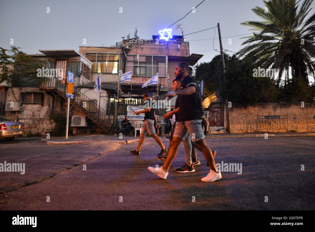 Jérusalem, Israël. 29 juin 2021 . Le 29 juin, la police israélienne avait enlevé les postes de contrôle aux entrées du quartier Sheikh Jarrah. Après six semaines, l'entrée du néigerbhoog n'était pas limitée, ce qui a conduit à des confrontations entre Palestiniens et colons juifs, qui ont été dispersés par la police. (Photo par Matan Golan/Alay Live News) Banque D'Images