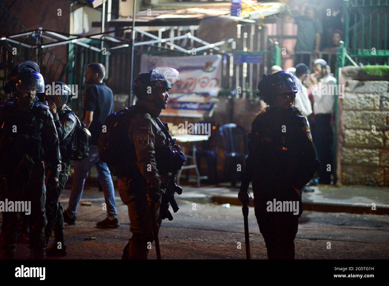 Jérusalem, Israël. 29 juin 2021 . Le 29 juin, la police israélienne avait enlevé les postes de contrôle aux entrées du quartier Sheikh Jarrah. Après six semaines, l'entrée du néigerbhoog n'était pas limitée, ce qui a conduit à des confrontations entre Palestiniens et colons juifs, qui ont été dispersés par la police. (Photo par Matan Golan/Alay Live News) Banque D'Images