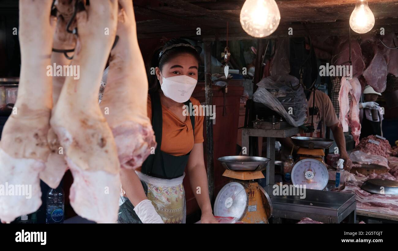 Viande à vendre Jeune Lady Butcher Klong Toey marché de gros Wet Market Bangkok Thaïlande plus grand centre de distribution alimentaire en Asie du Sud-est Banque D'Images