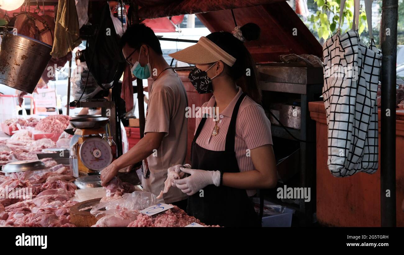 Viande à vendre Jeune Lady Butcher Klong Toey marché de gros Wet Market Bangkok Thaïlande plus grand centre de distribution alimentaire en Asie du Sud-est Banque D'Images