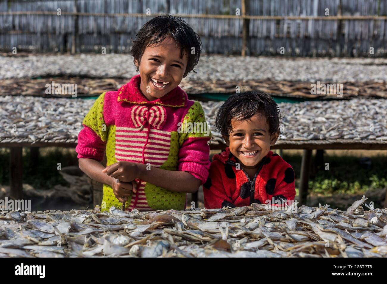 Bangladesh, Chittagong : champ de poissons secs sur la rive du fleuve Karnabuli, Chittagong, Bangladesh, le 4 décembre 2020. Banque D'Images