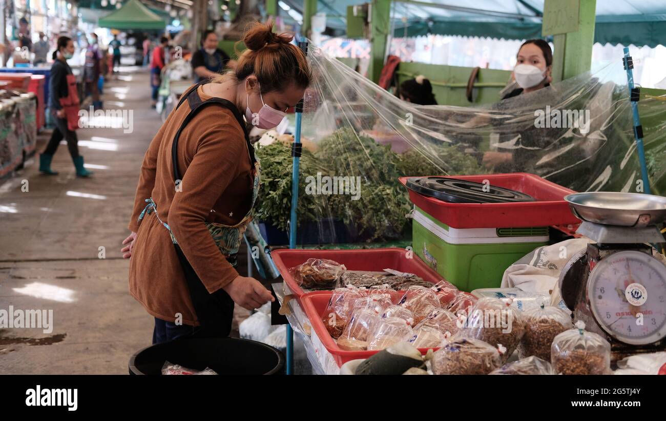 Lady in Brown Top Lady vendre viande fraîche marché Klong Toey Vente en gros marché humide Bangkok Thaïlande plus grand centre de distribution alimentaire en Asie du Sud-est Banque D'Images