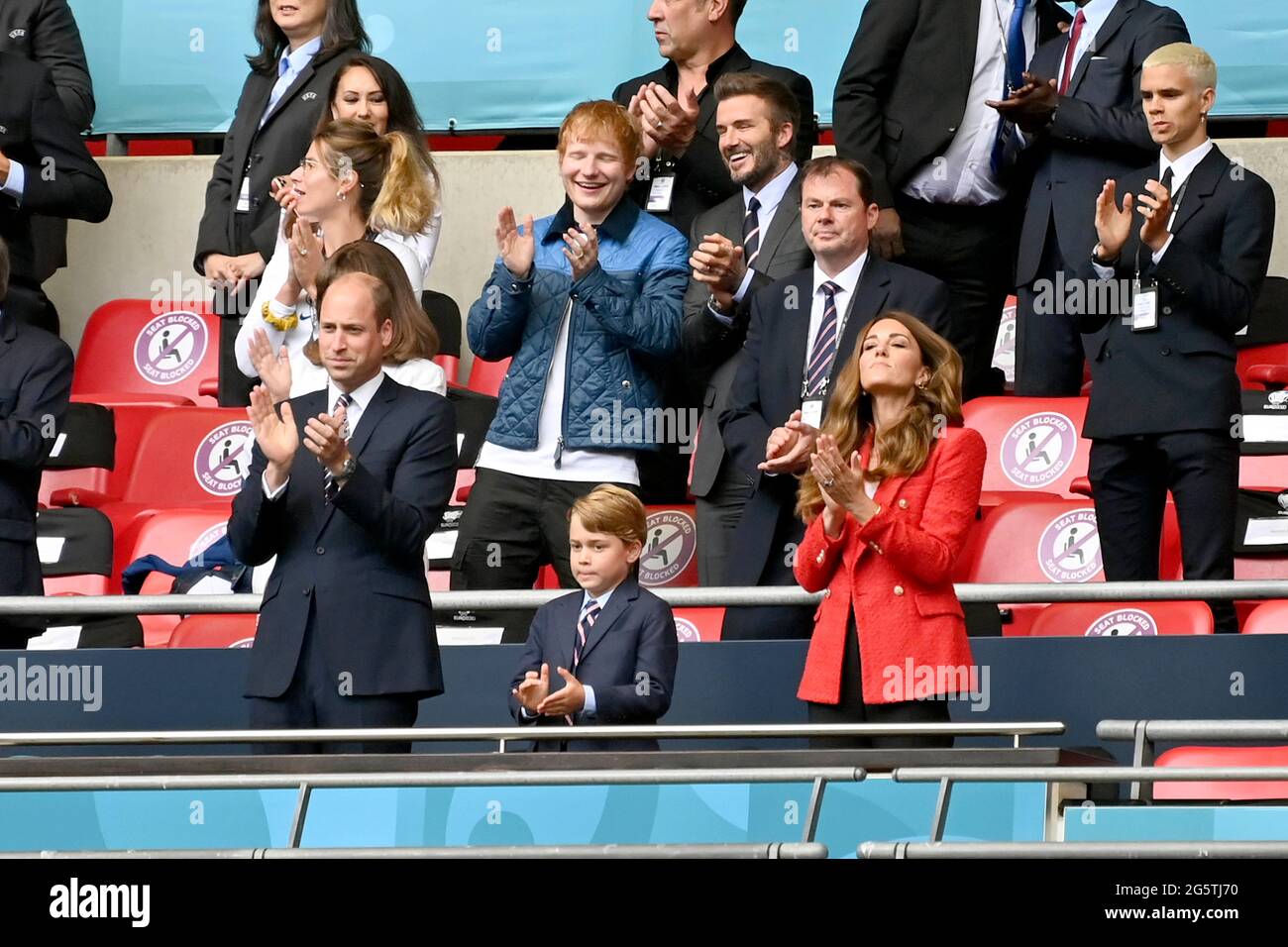 Londres, Royaume-Uni, 29/06/2021, devant le prince William, duc de Cambridge, avec sa femme Catherine, duchesse de Cambridge et son fils George, derrière lui David BECKHAM (GBR/ancien joueur de football) et Ed SHEERAN (GBR/Saenger) dans les tribunes. Round of 16, Game M44, England (ENG) - Germany (GER), le 29 juin 2021 à Londres/Grande-Bretagne. Football EM 2020 du 06/11/2021 au 07/11/2021. VÇ€ Banque D'Images